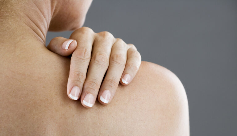Descubre el mensaje espiritual detrás del dolor de hombro: ¿qué te está diciendo tu cuerpo?