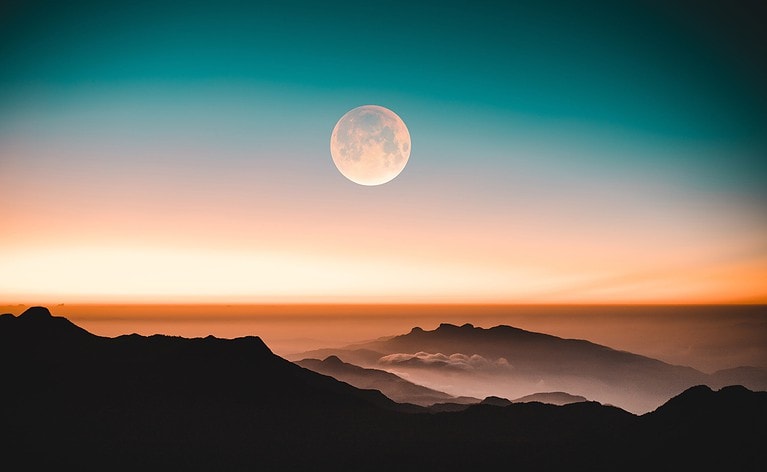 Descubre el misterio detrás de la Luna de Gusano: Un viaje hacia su impactante significado espiritual