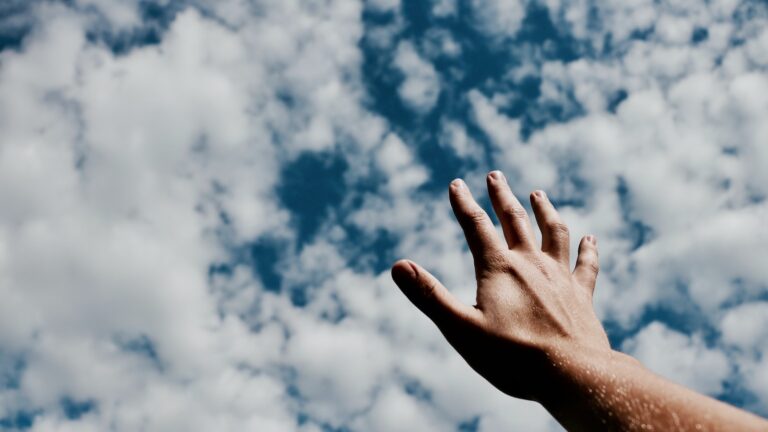 Descubre el significado espiritual detrás del dolor en tu mano derecha
